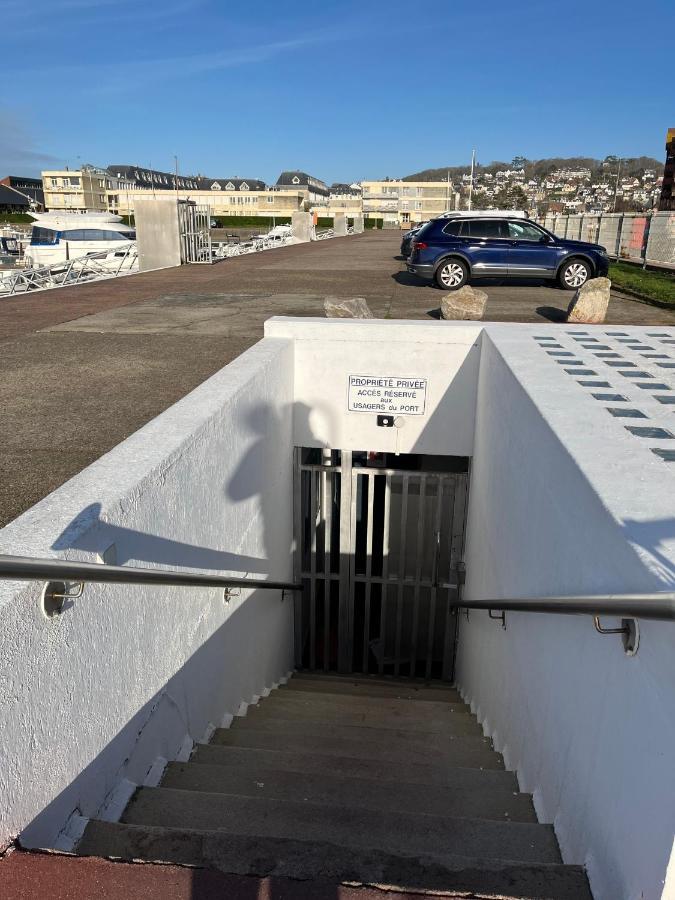 Bateau-hôtel Vedette à *